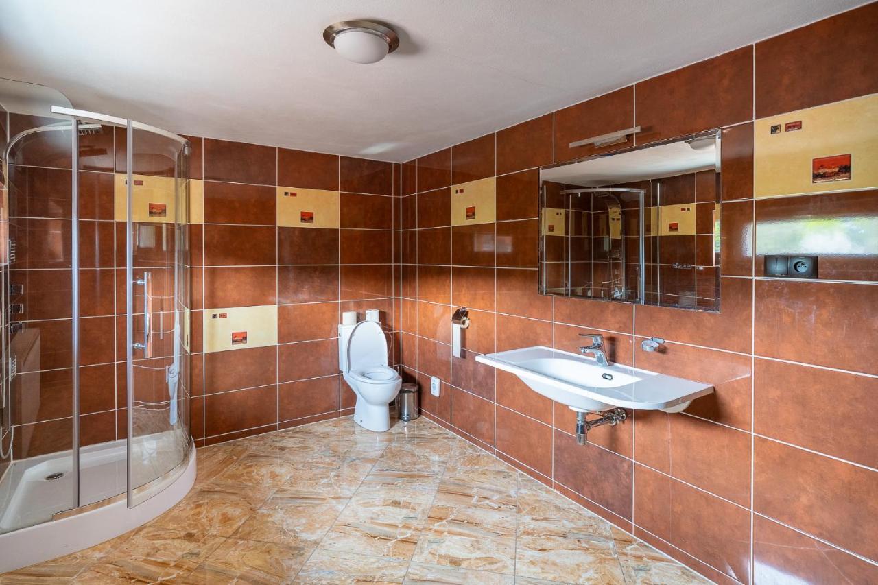 Leone Penzion&Restaurant Harichovce Екстер'єр фото